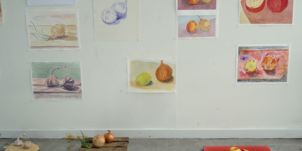 Alene tegner blandt akvarelfolk