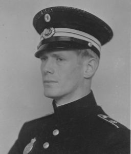 Min far som ung politibetjent. Han droppede uniformen allerede under besættelsen, da han kom ind i kriminalpolitiet i Aalborg. 