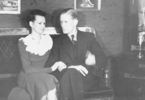 Min far og mor, Karen og Erling Bluhme i mormors og morfars plyssofa. Formentlig omkring 1942, da de blev gift.