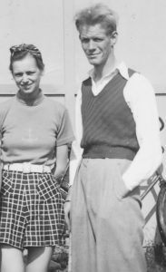 Min lange, lyse far, og min smukke mørke mor ved den nordjyske strand som unge.