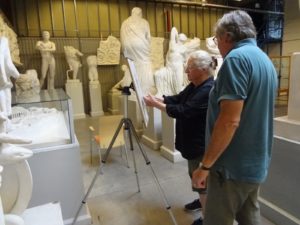 Anders og Lotte diskuterer tegneteknik i afstøbningssamlingen i Lund